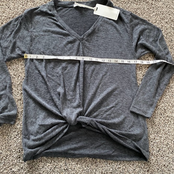 Pleione Grey V-neck Top - XS - Picture 4 of 5